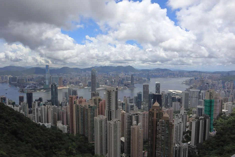Hong Kong em Alerta: Empresas Chinesas Iniciam Repatriação Massiva de Capitais — Mercados